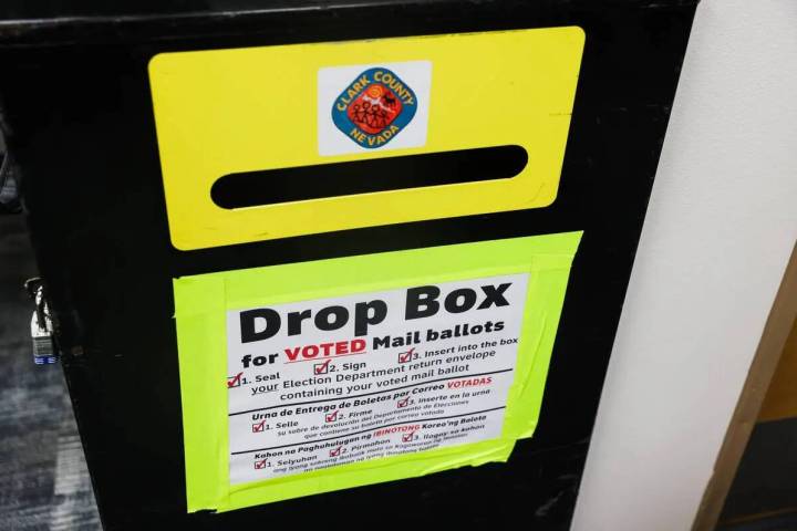 Un buzón para depositar boletas en el Departamento Electoral del Condado Clark en North Las Ve ...