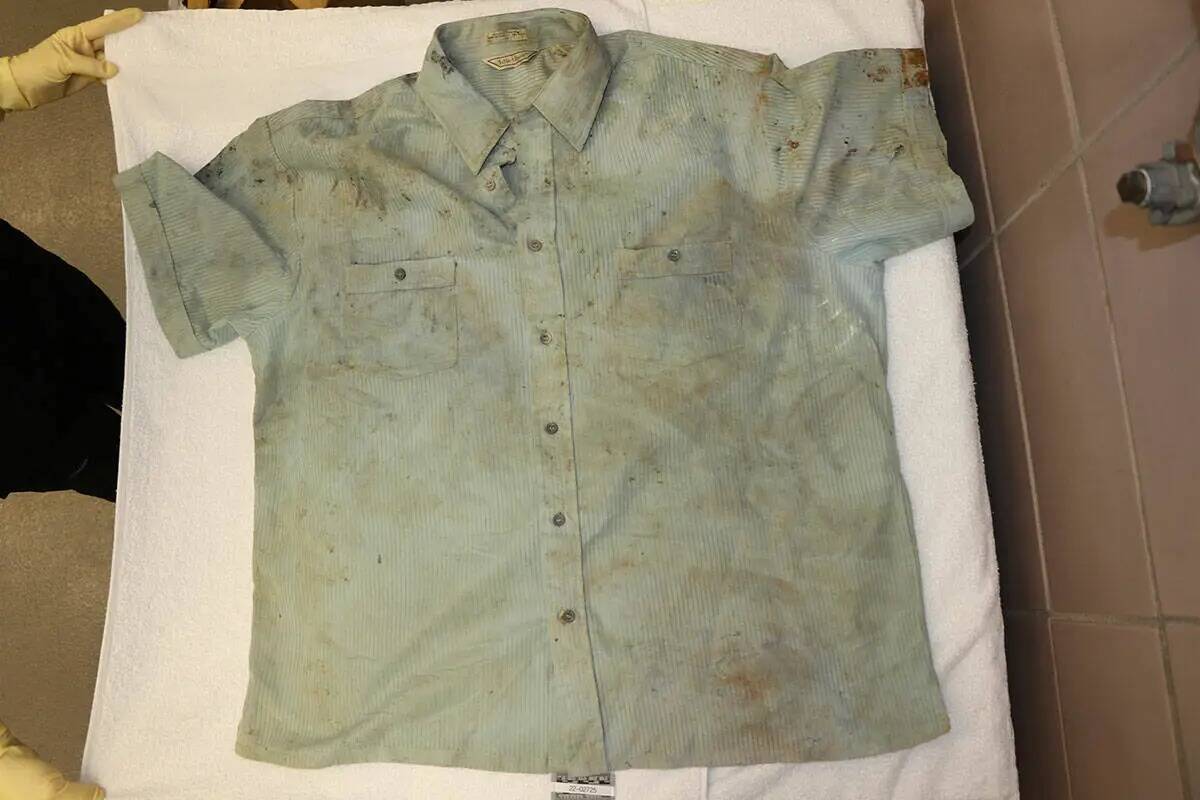 Una camisa con restos humanos encontrada en el Lago Mead el domingo 1° de mayo de 2022. (Siste ...