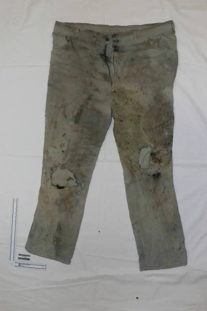 Un par de pantalones con restos humanos encontrados en el Lago Mead el domingo 1 de mayo de 202 ...