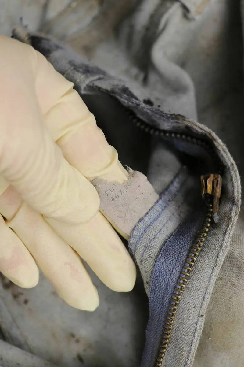 Cremallera de unos pantalones con restos humanos encontrados en el Lago Mead el domingo 1 de ma ...