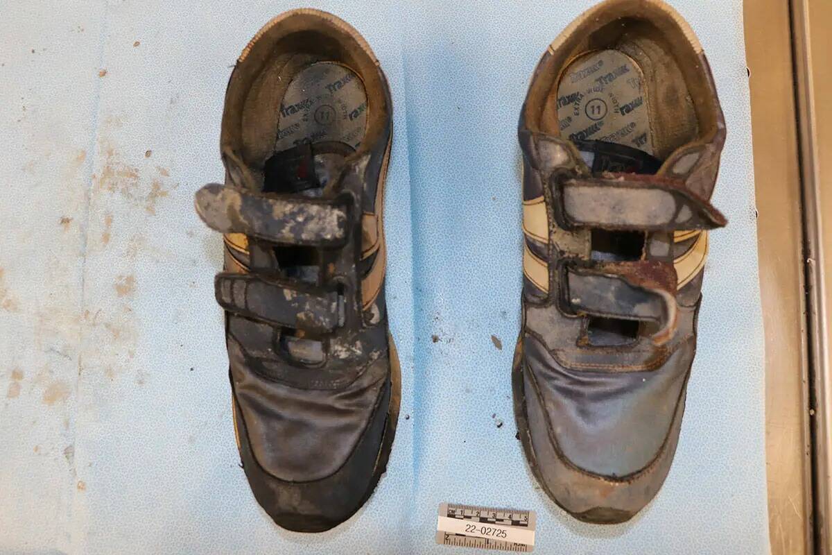 Un par de zapatos con restos humanos encontrados en el Lago Mead el domingo 1 de mayo de 2022. ...