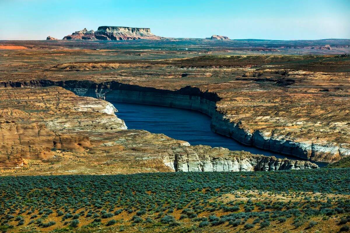 El río Colorado sale del Lago Powell en la presa de Glen Canyon el 18 de abril de 2023, en Pag ...