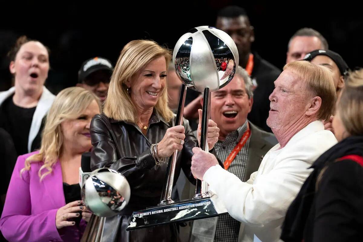 La comisionada de la WNBA, Cathy Engelbert, entrega al dueño de Las Vegas Aces, Mark Davis, el ...