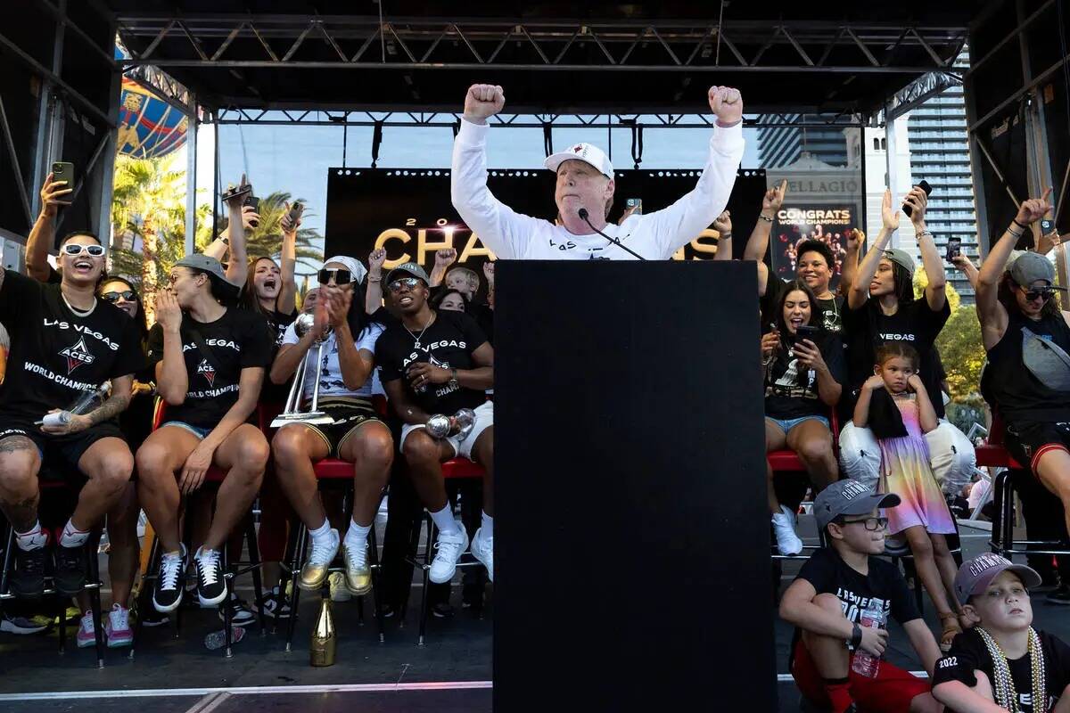 El dueño de Las Vegas Aces, Mark Davis, celebra durante un desfile en honor de su equipo, los ...