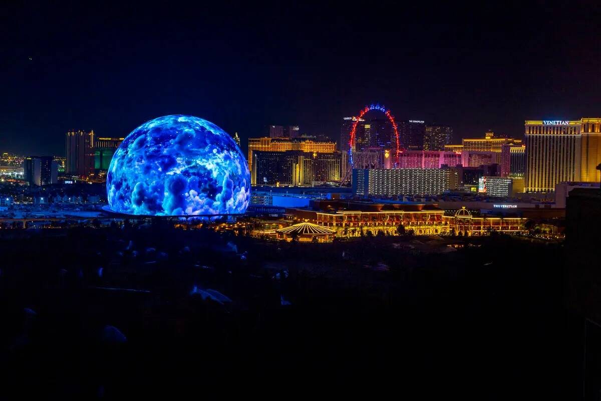 La Sphere ilumina el horizonte de Las Vegas con un deslumbrante despliegue para celebrar el Dí ...
