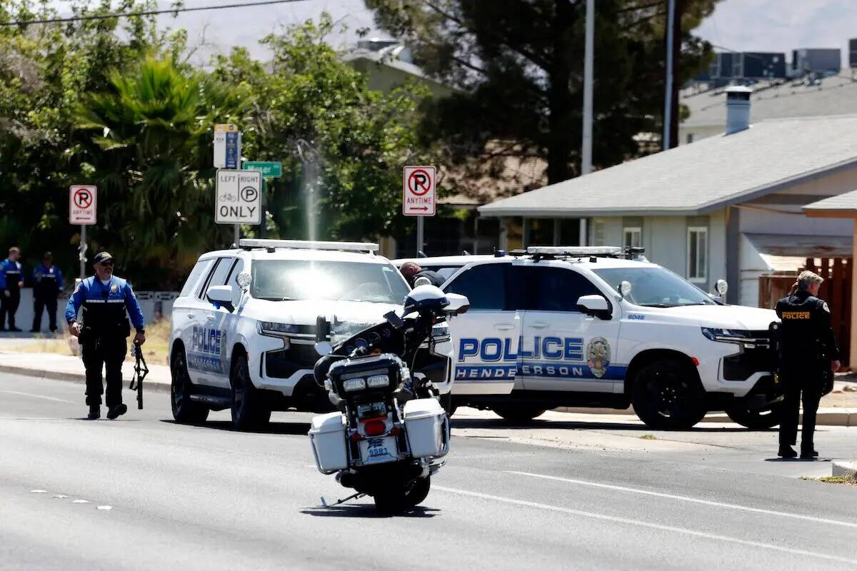 El Departamento de Policía de Henderson está investigando un tiroteo que involucró a agentes ...