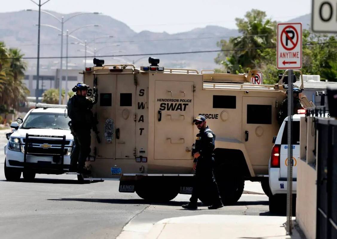 Los agentes del equipo SWAT del Departamento de Policía de Henderson llegan al lugar donde se ...