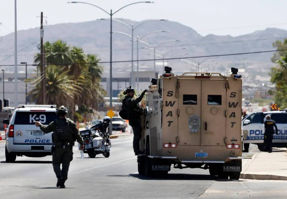 Los agentes del equipo SWAT del Departamento de Policía de Henderson llegan al lugar donde se ...