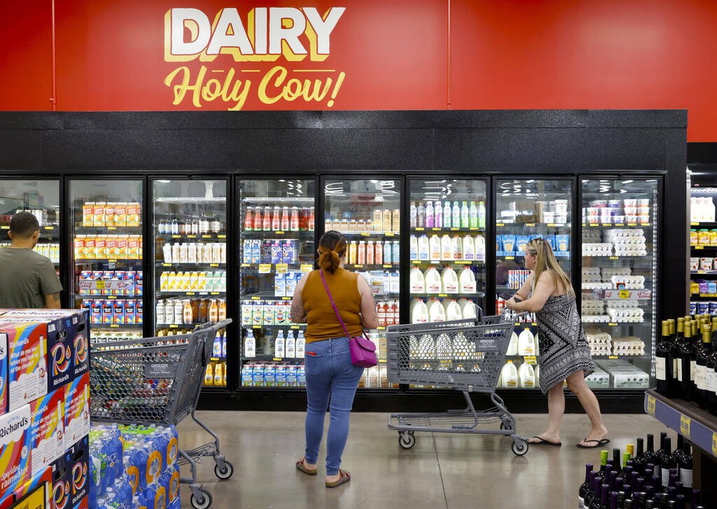 Compradores recorren el pasillo de productos lácteos en Grocery Outlet Bargain Market, el mié ...