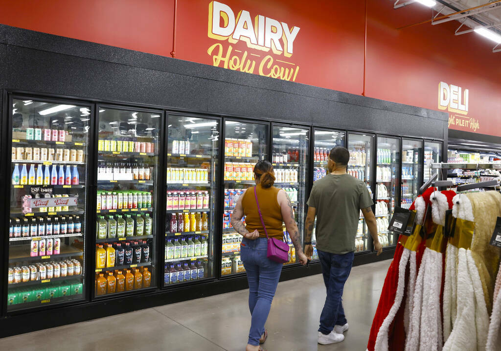 Compradores recorren el pasillo de productos lácteos en Grocery Outlet Bargain Market, el mié ...