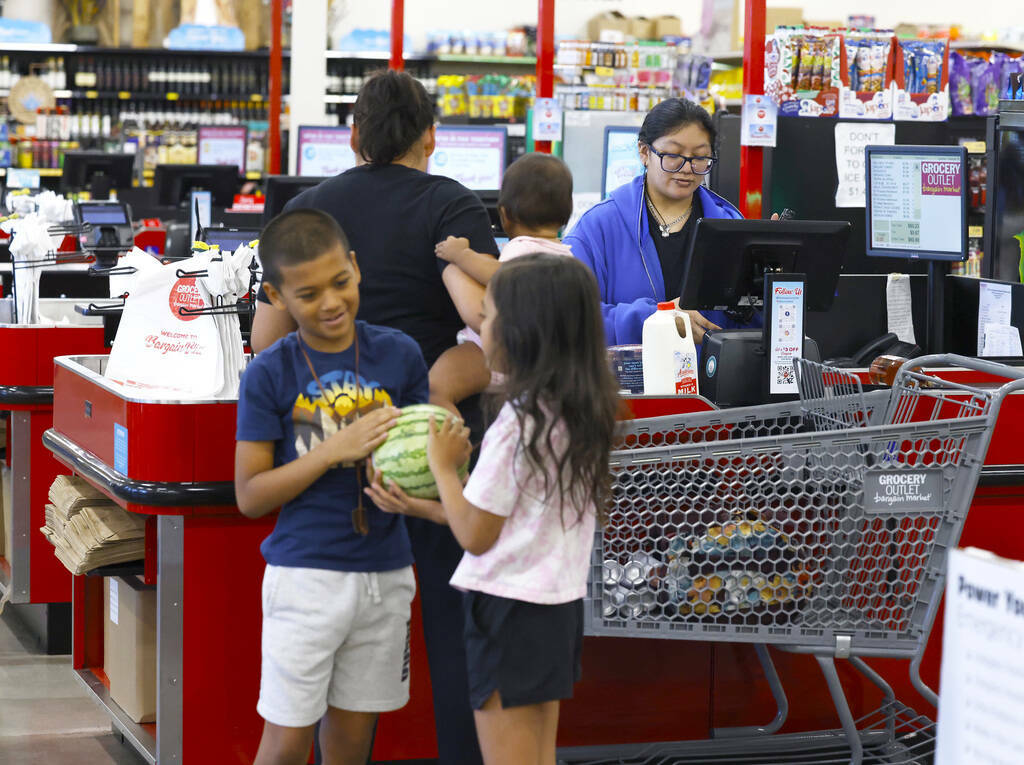 Compradores entran en Grocery Outlet Bargain Market, el miércoles 19 de junio de 2024, en Las ...