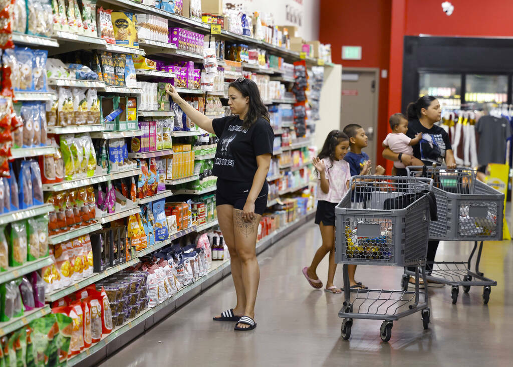 Compradores, entre ellos Melody Jones de Las Vegas, a la izquierda, compran en Grocery Outlet B ...