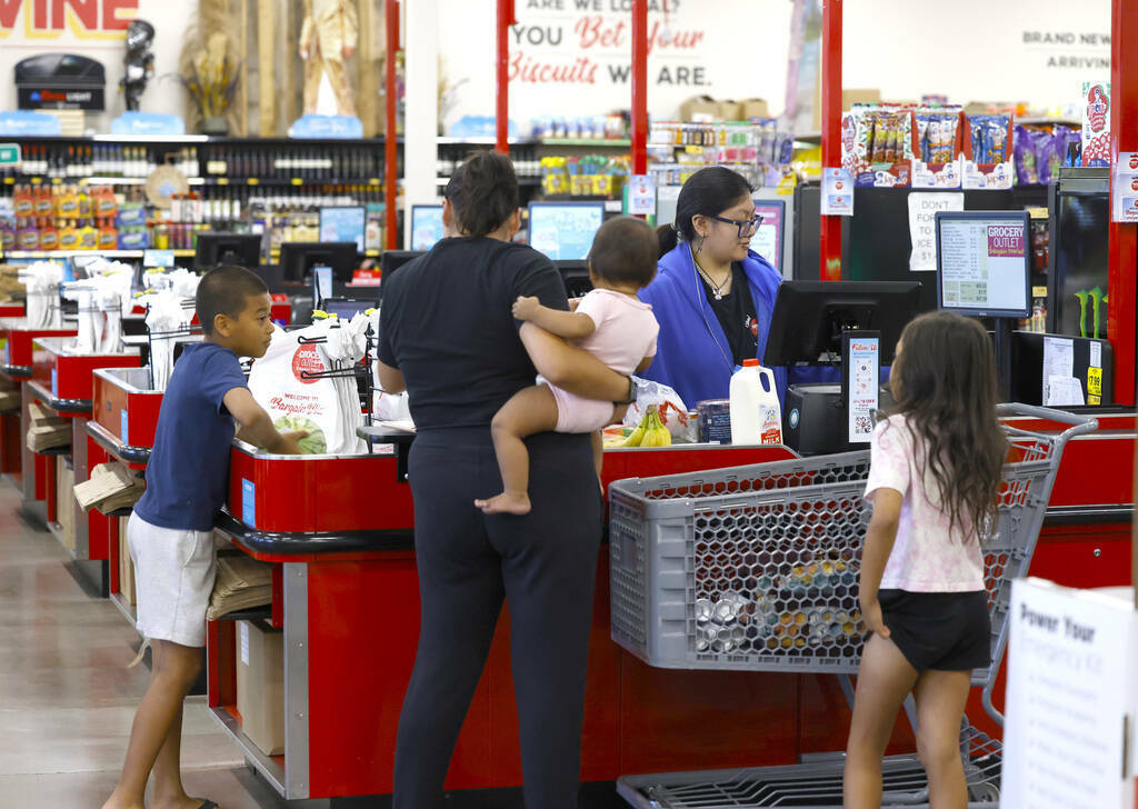 Heather Rodríguez, a la derecha, ayuda a los compradores a pagar en Grocery Outlet Bargain Mar ...