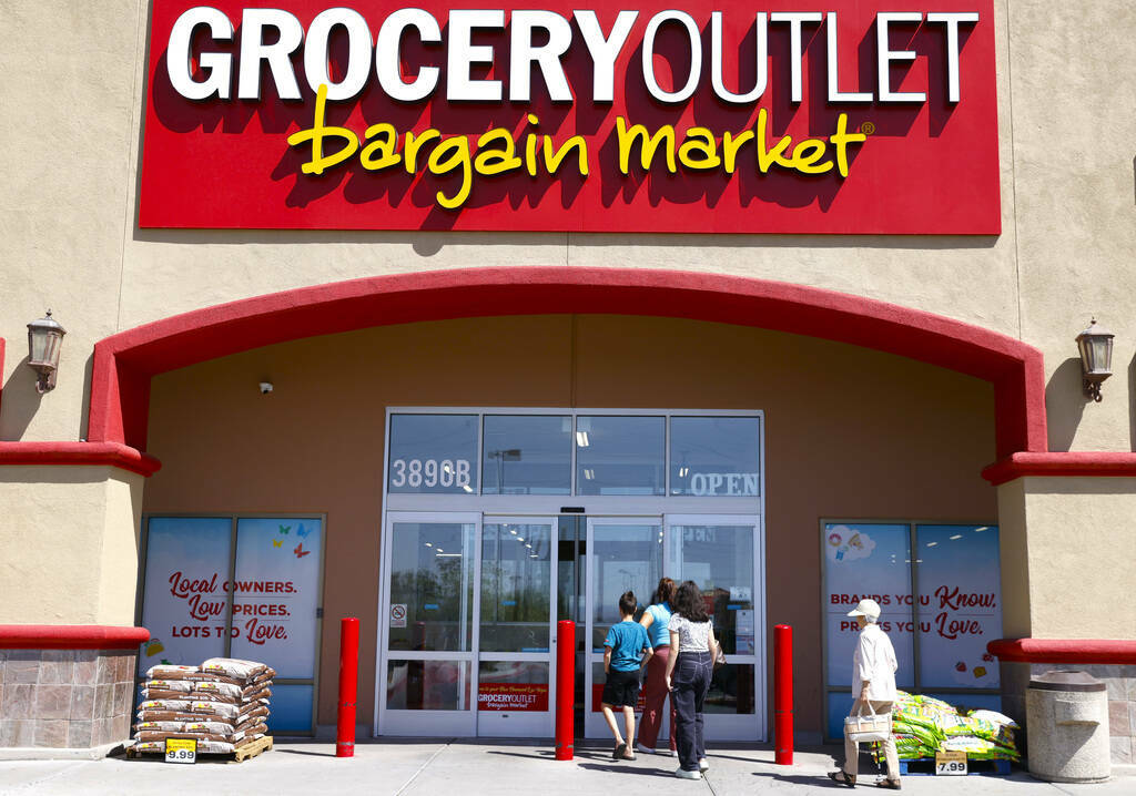 Compradores entran en Grocery Outlet Bargain Market, el miércoles 19 de junio de 2024, en Las ...