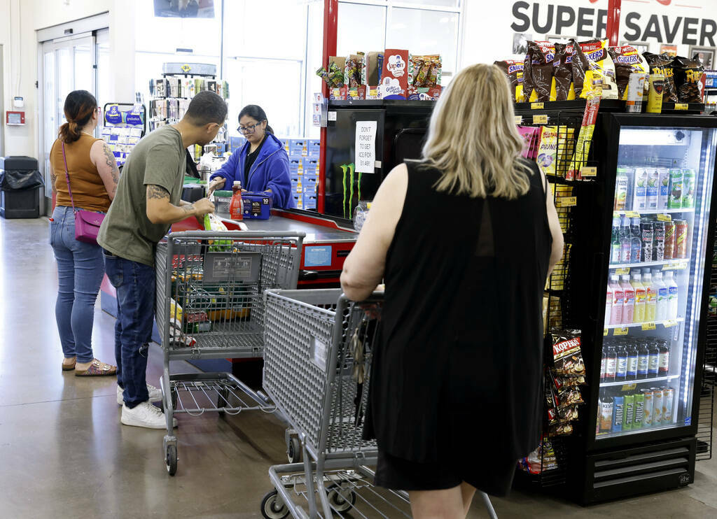 Heather Rodríguez, en el centro, ayuda a los compradores a pagar en Grocery Outlet Bargain Mar ...
