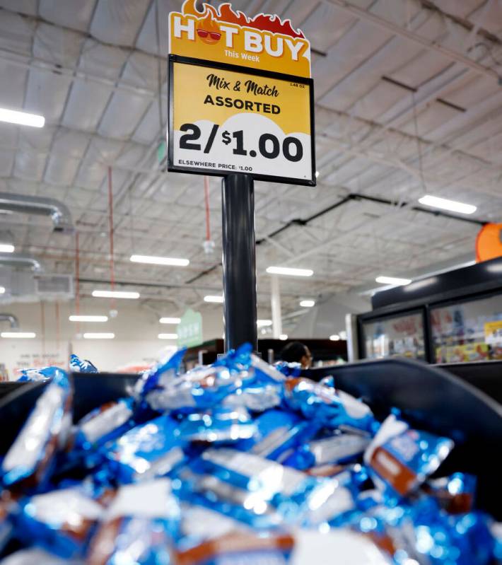 Galletas con descuento expuestas en Grocery Outlet Bargain Market, el miércoles 19 de junio de ...