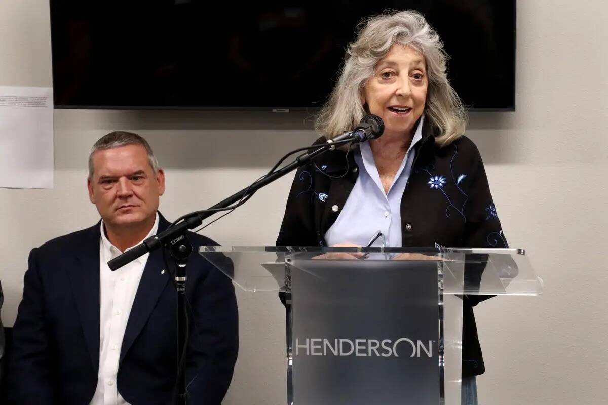 La representante Dina Titus, a la derecha, demócrata por Nevada, discute un cambio en el siste ...