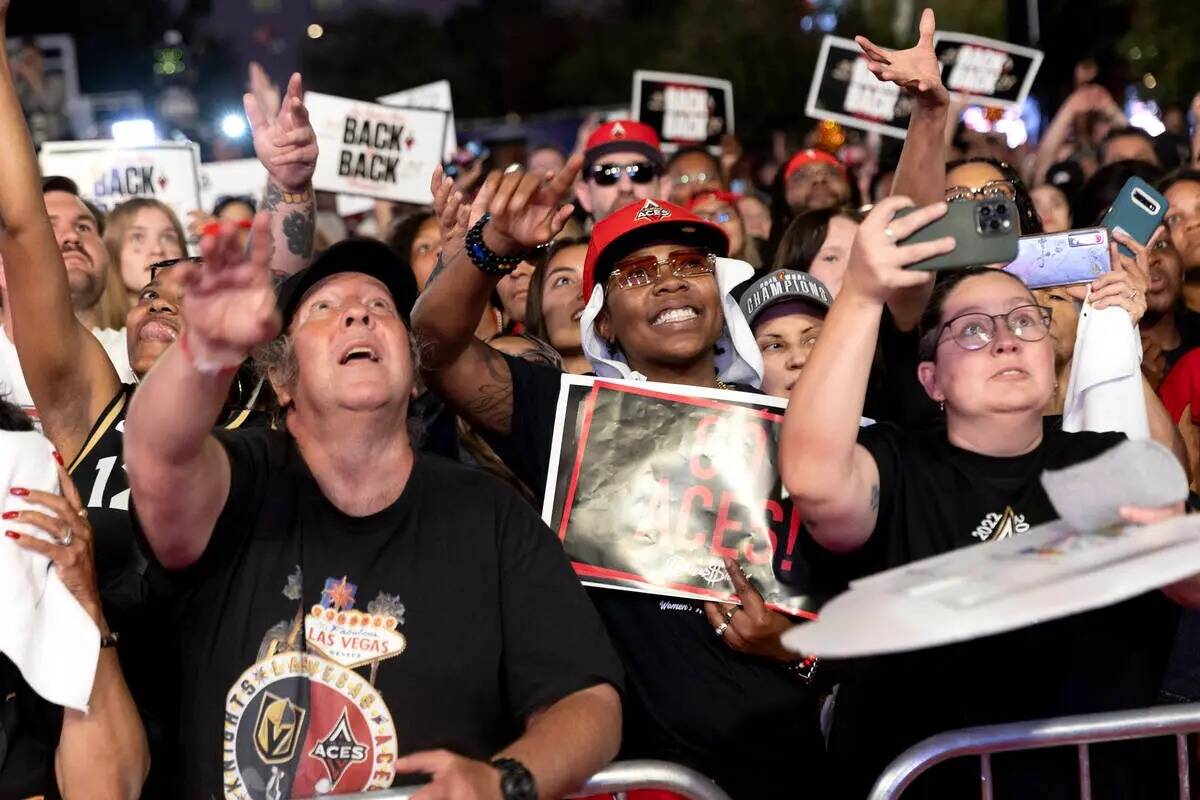 Los aficionados de Las Vegas Aces celebran la victoria del campeonato de la WNBA contra New Yor ...