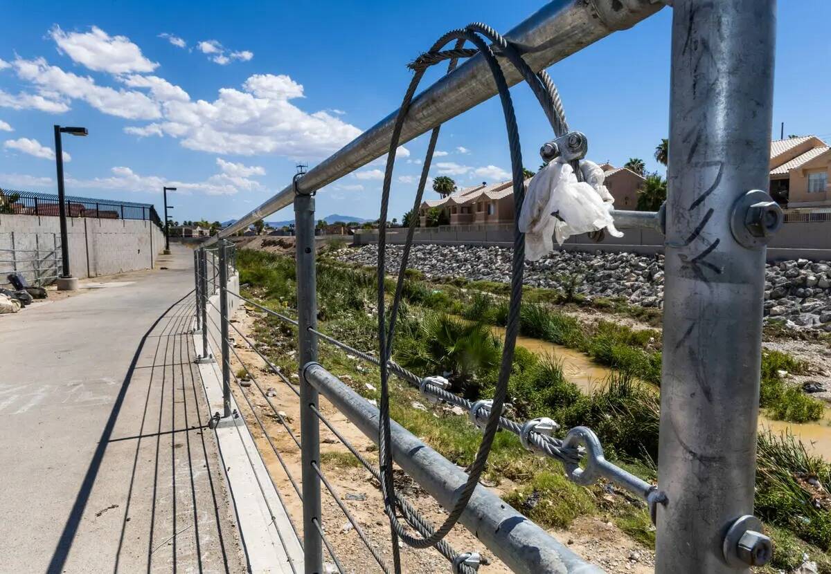 Un cable se enrolla alrededor de una valla cerca de donde Ángel Naranjo murió después de gol ...