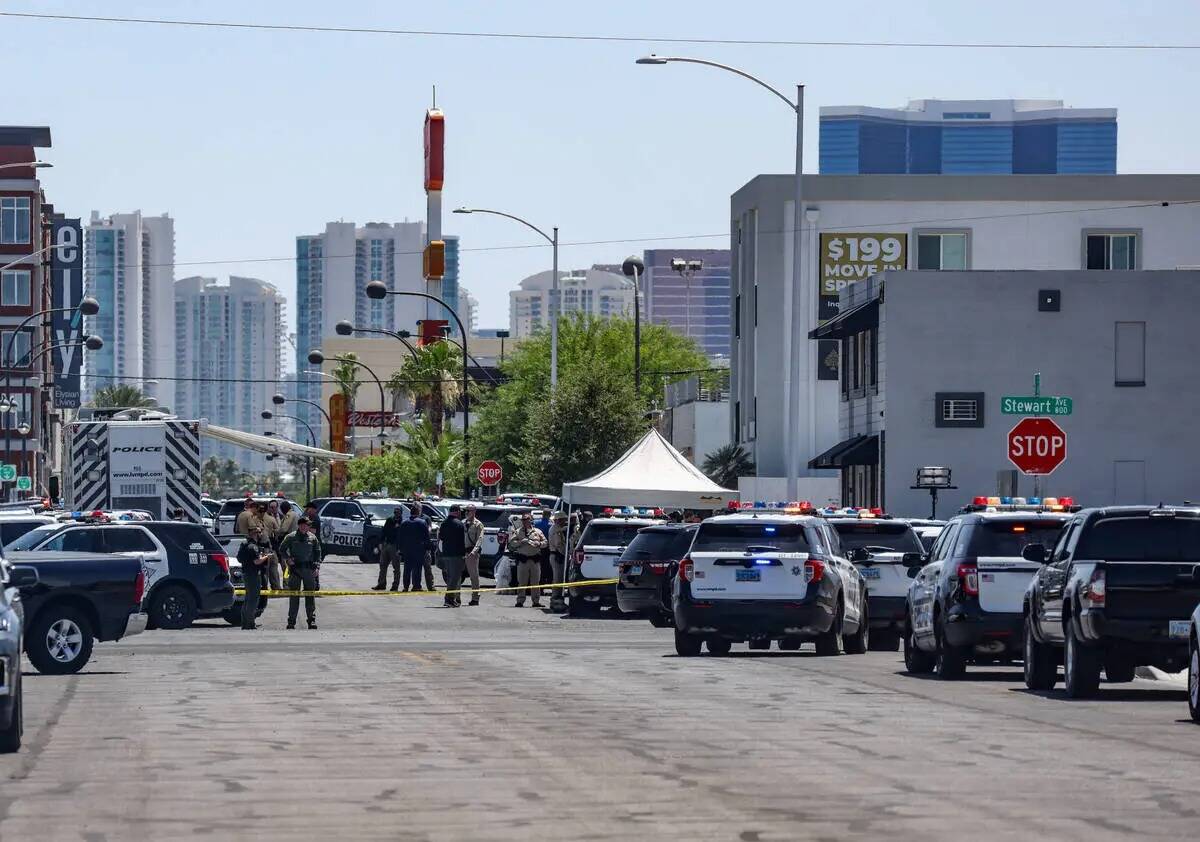 La policía en la escena de un tiroteo en 9th Street en el centro de Las Vegas, el jueves 20 de ...