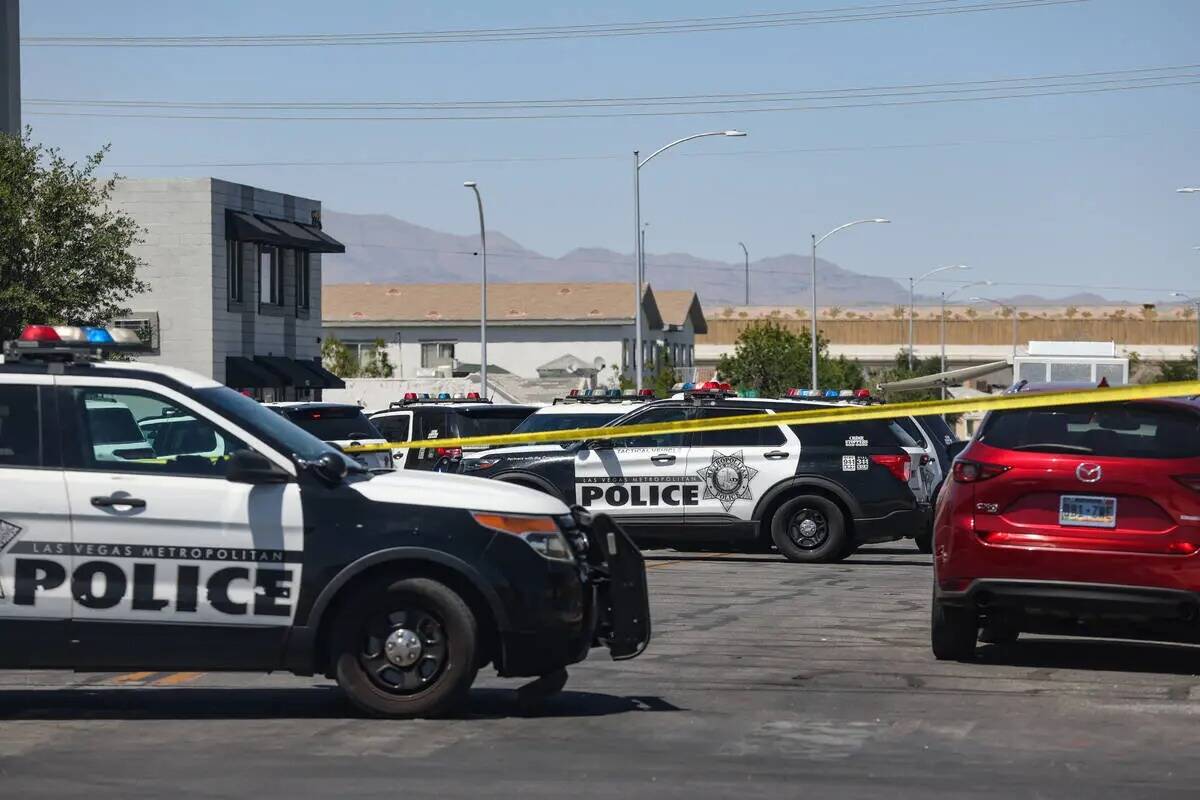 La policía cerca de la escena de un tiroteo en 9th Street en el centro de Las Vegas, el jueves ...