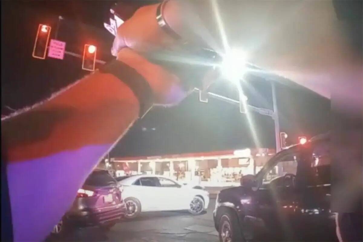 El video de la cámara corporal del Departamento de Policía de North Las Vegas muestra a vario ...