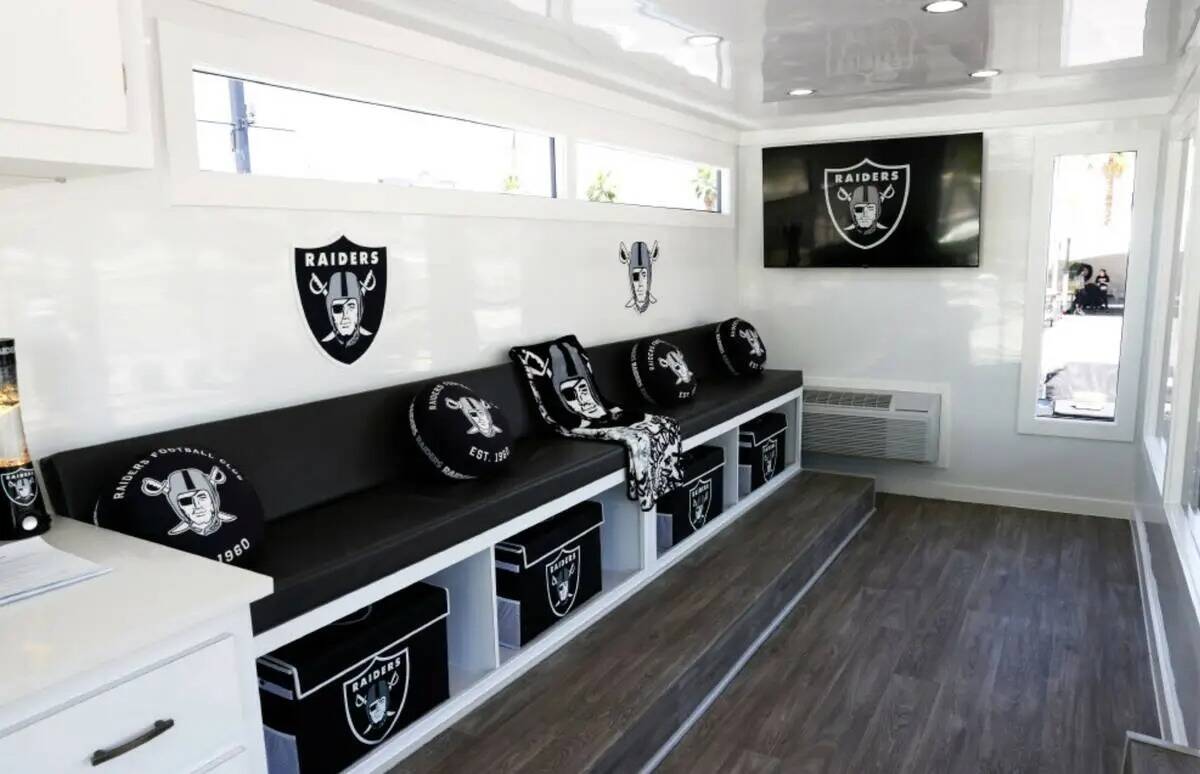 El interior de Raiders premium tailgate espacio, estacionado fuera de Allegiant Stadium, se ve, ...
