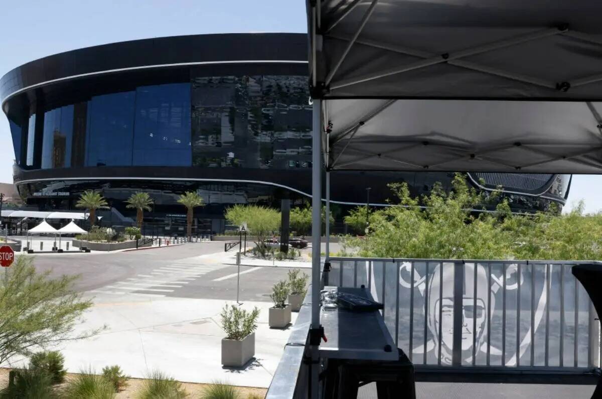El jueves 20 de junio de 2024, en Las Vegas, se ve a los Raiders en el exterior del Allegiant S ...
