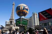 Turistas caminan frente a Paris Las Vegas el viernes 23 de octubre de 2020, en Las Vegas. (Bizu ...