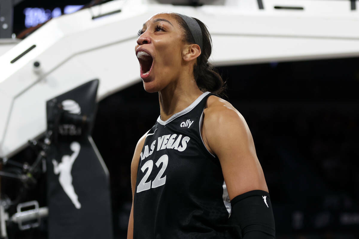 La centro de Las Vegas Aces A'ja Wilson (22) celebra tras anotar y sacar una falta a Connecticu ...