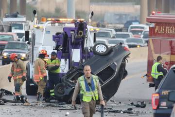 La Patrulla de Carreteras de Nevada (NHP) investiga después de que un conductor que viajaba en ...