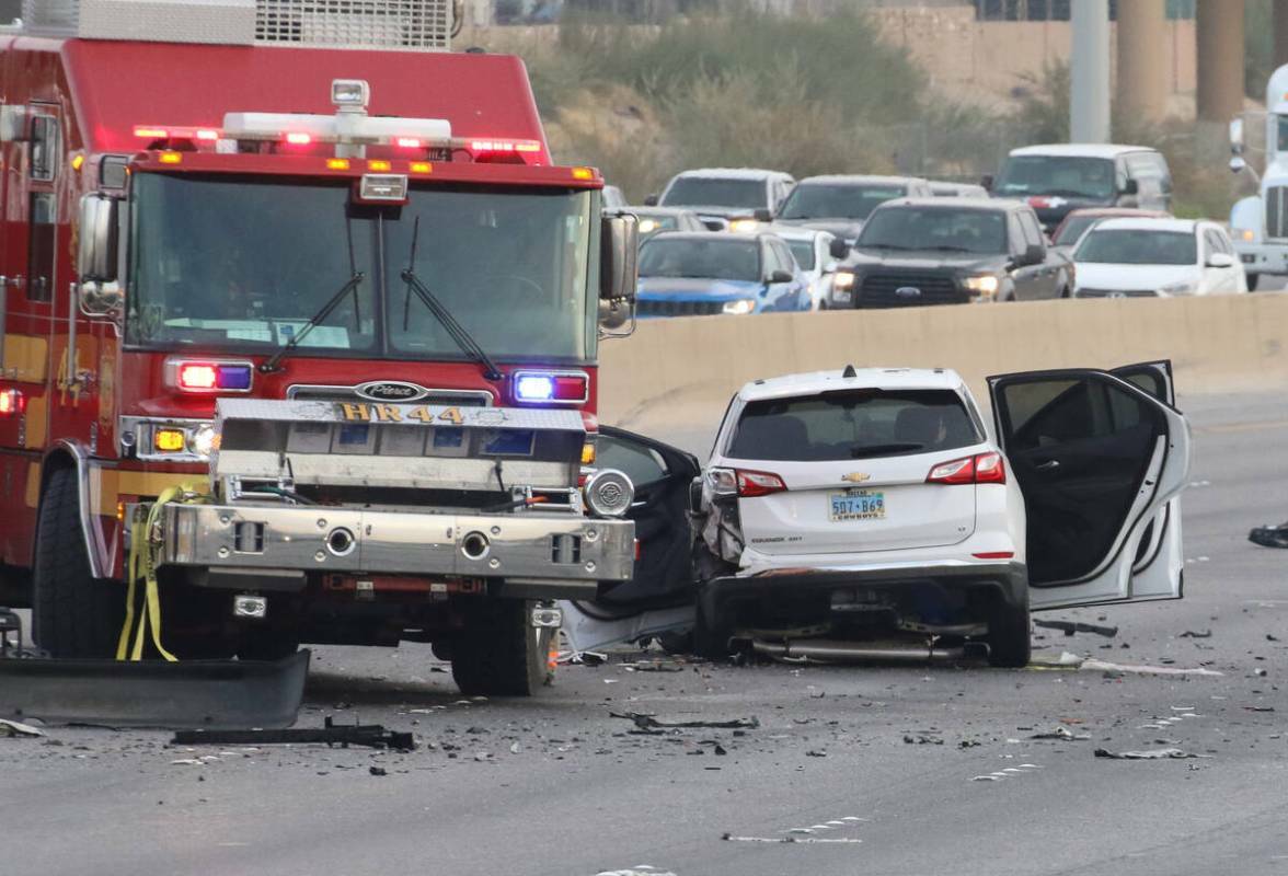 La Patrulla de Carreteras de Nevada (NHP) investiga después de que un conductor que viajaba en ...