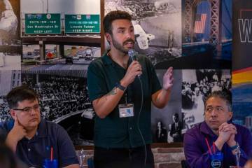 Andrew Clark, miembro sénior organizador de campo de For Our Future NV, discute las iniciativa ...