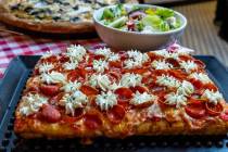Una pizza de pepperoni siciliano con queso ricotta de Good Pie en el Arts District se ve el vie ...