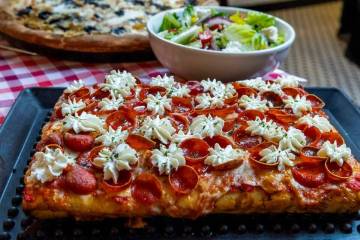 Una pizza de pepperoni siciliano con queso ricotta de Good Pie en el Arts District se ve el vie ...