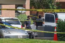 La Policía de North Las Vegas investiga la escena donde cinco personas fueron encontradas muer ...