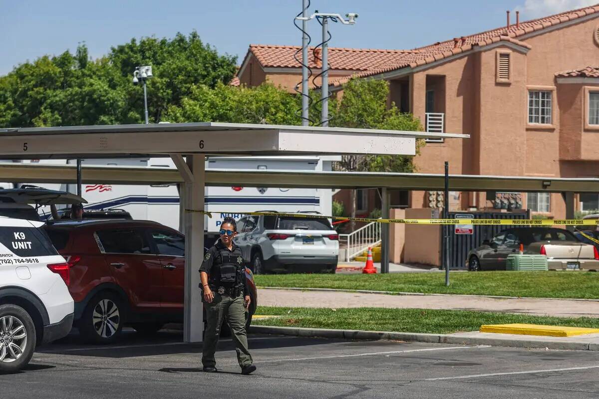 La policía de North Las Vegas investiga la escena donde cinco personas fueron encontradas muer ...