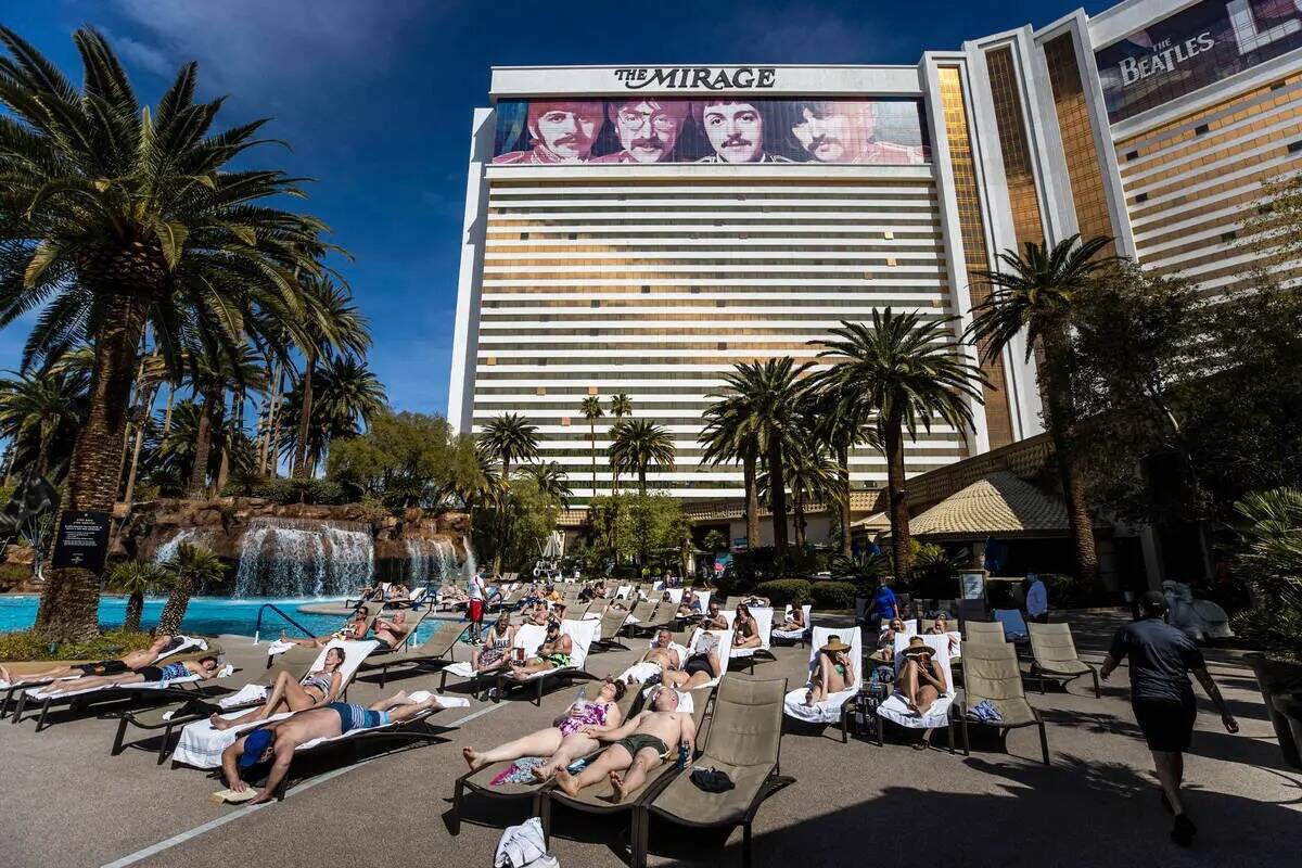 Los visitantes descansan junto a la piscina de The Mirage el sábado 6 de marzo de 2021, en Las ...