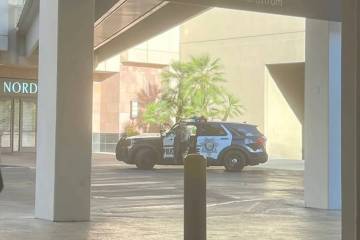 Un agente de policía de Las Vegas sale de su SUV cerca de la entrada de Nordstrom's del Fashio ...