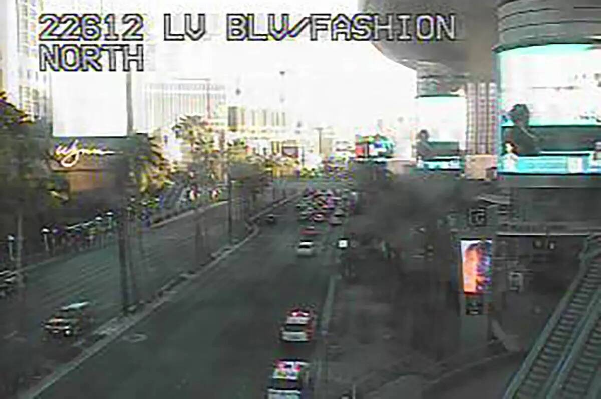 Tráfico en Las Vegas Boulevard South cerca del Fashion Show Mall sobre las 7:10 p.m. del lunes ...