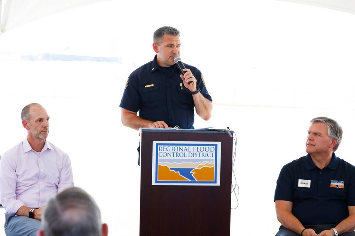 Brian O'Neal, jefe adjunto de bomberos del Departamento de Bomberos del Condado Clark, habla mi ...