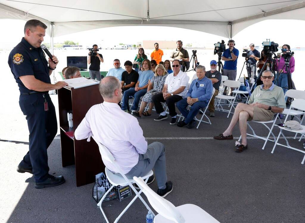 Brian O'Neal, jefe adjunto del Departamento de Bomberos del Condado Clark, habla mientras Justi ...