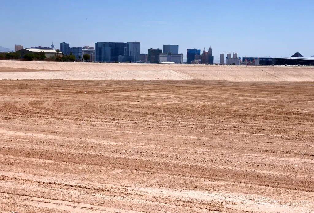 La cuenca de detención Tropicana, una pieza de infraestructura de control de inundaciones, cer ...