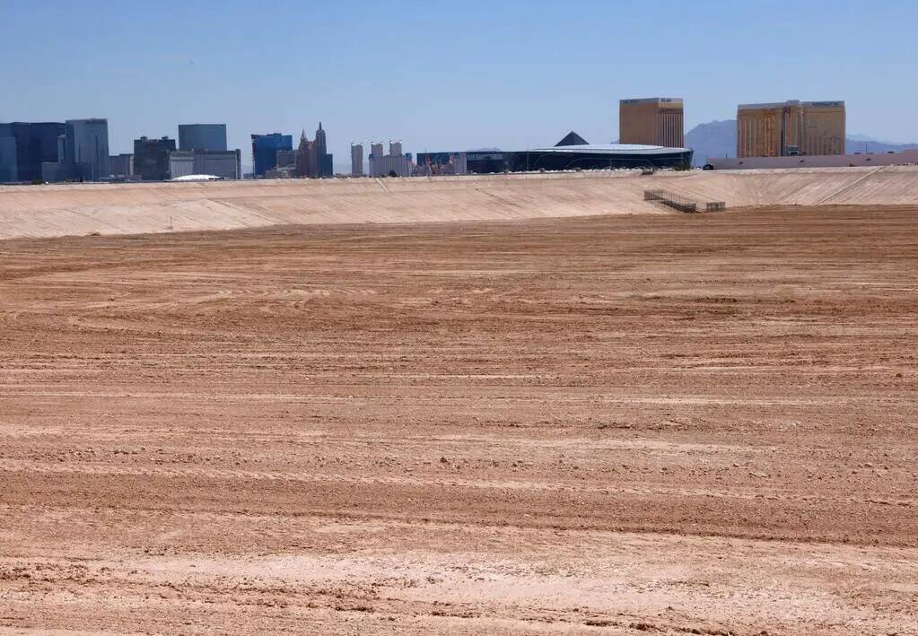 La cuenca de detención Tropicana, una pieza de infraestructura de control de inundaciones, cer ...