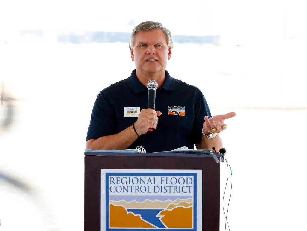 Steven Parrish, director general del Distrito Regional de Control de Inundaciones, habla durant ...