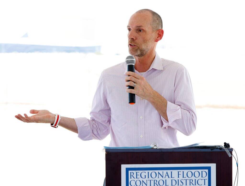 Justin Jones, presidente del Distrito Regional de Control de Inundaciones, habla durante una co ...