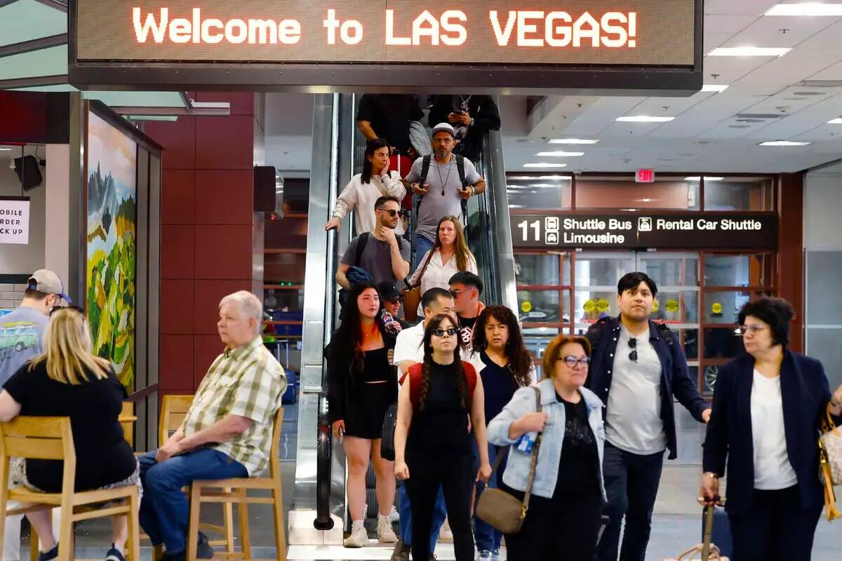 Pasajeros llegan a la Terminal-1 del Aeropuerto Internacional Harry Reid, el viernes 24 de mayo ...