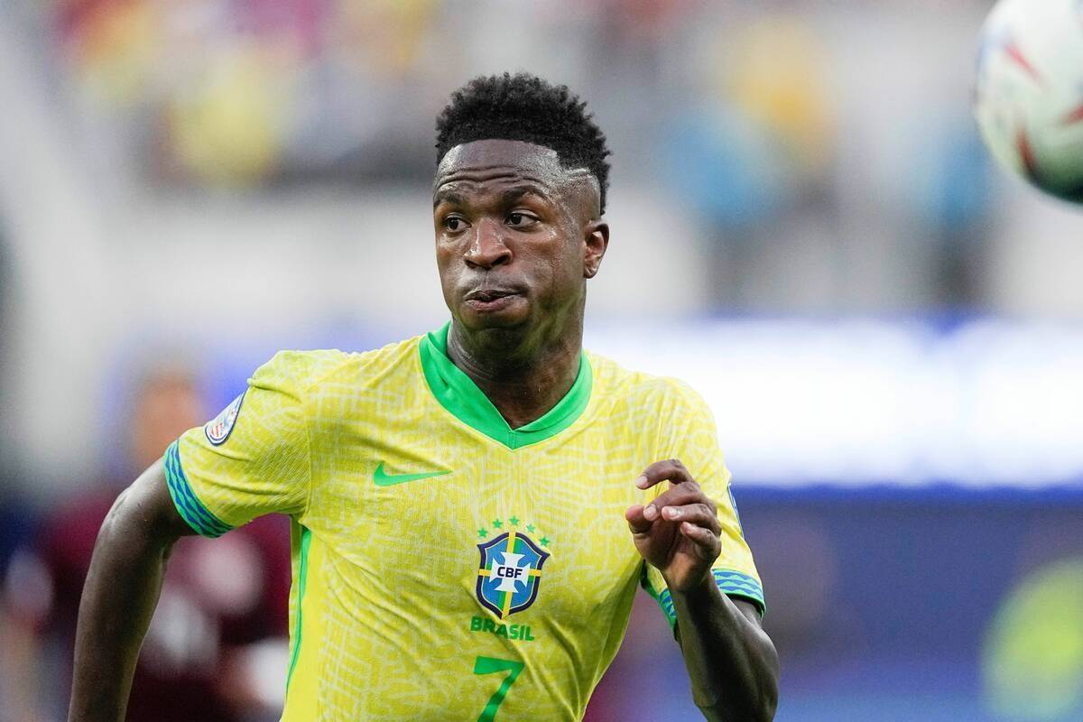 Vinicius Junior de Brasil corre durante un partido de fútbol del Grupo D de la Copa América c ...