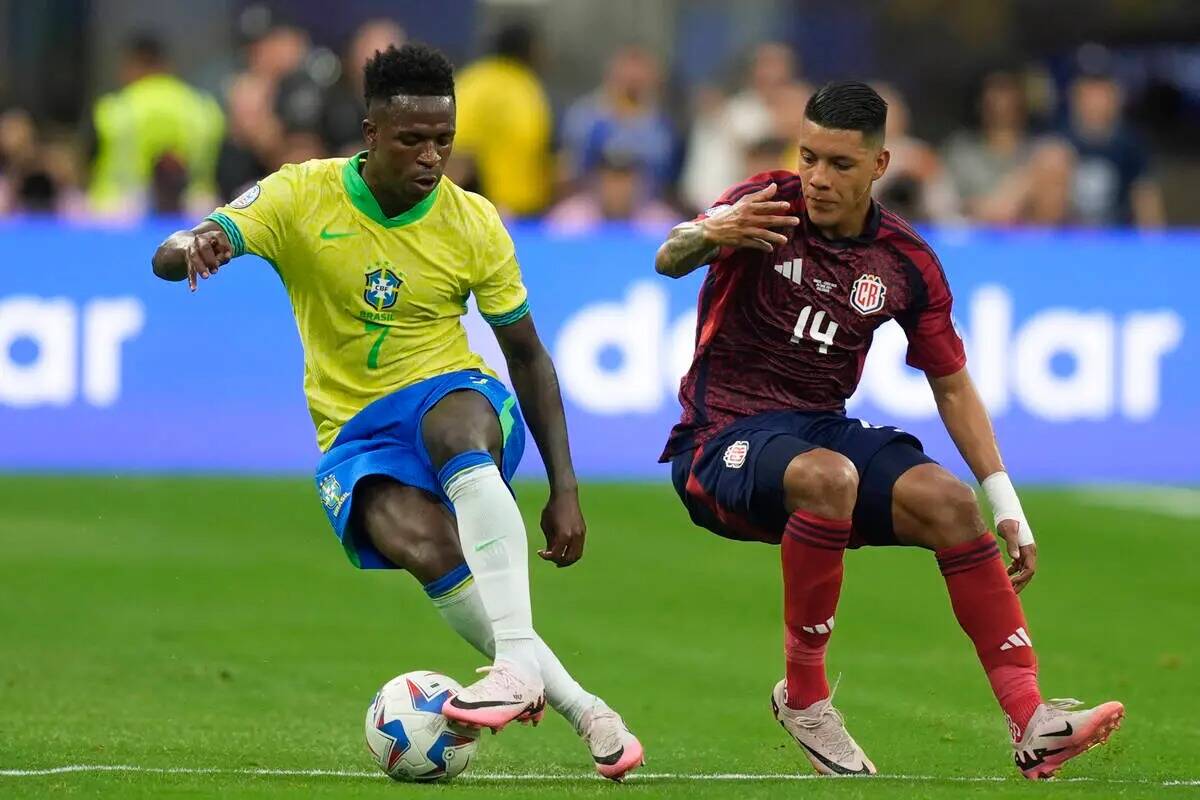 Vinicius Junior de Brasil corre durante un partido de fútbol del Grupo D de la Copa América c ...