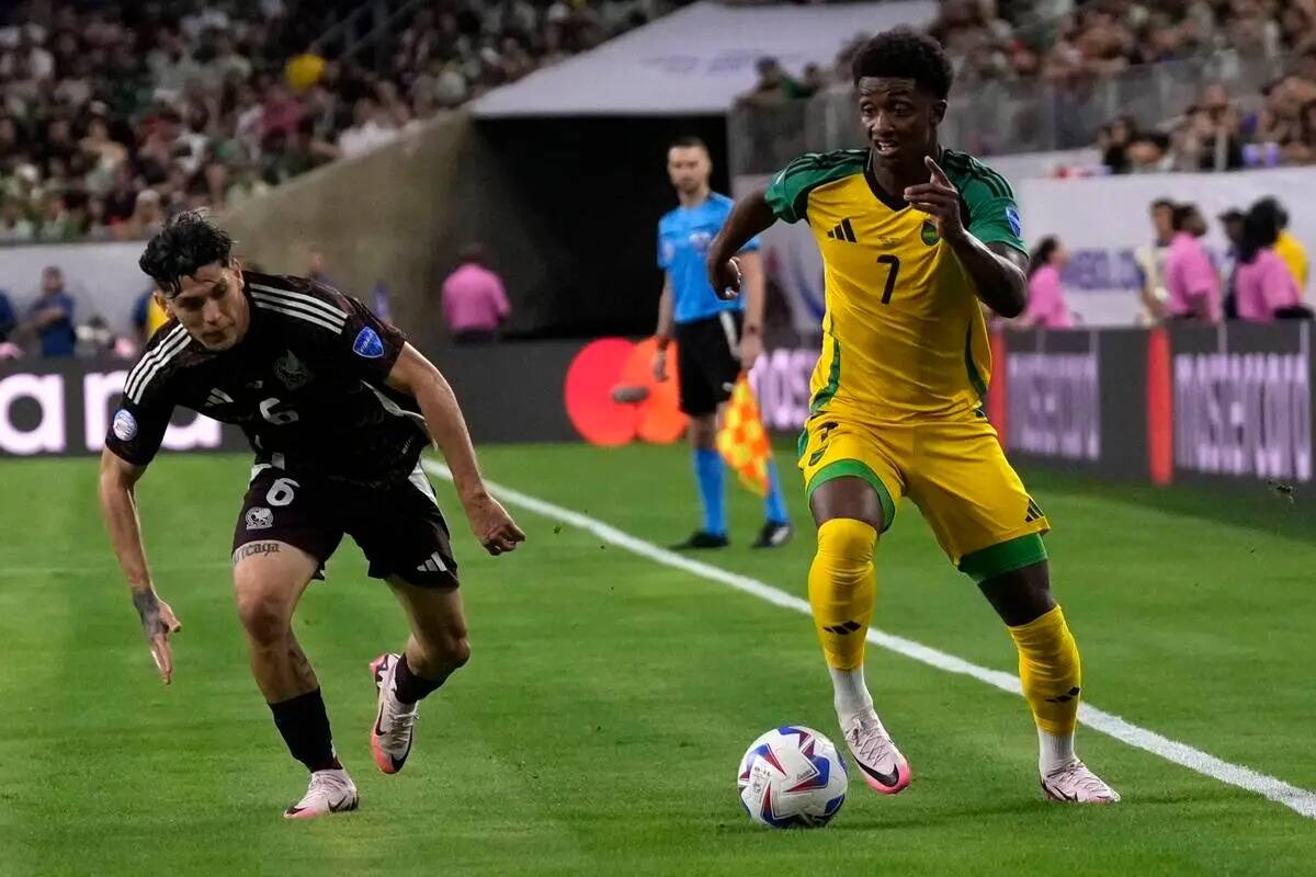 Demarai Gray (7) de Jamaica avanza el balón mientras Gerardo Arteaga (6) de México defiende d ...